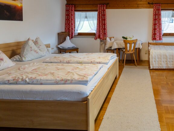 FW-Wiesenblick-Schlafzimmer1b__Gross_.jpg